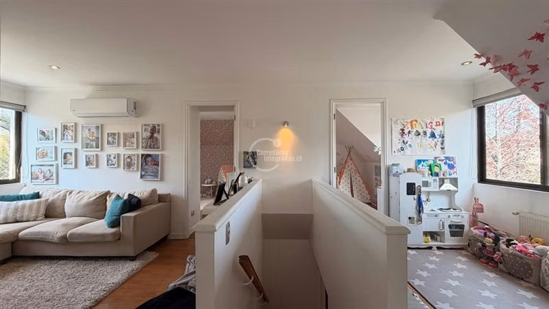 Casa en venta de 4 dorm.+ salita + servicio en Lo Barnechea