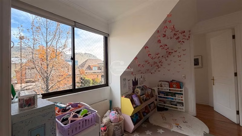Casa en venta de 4 dorm.+ salita + servicio en Lo Barnechea