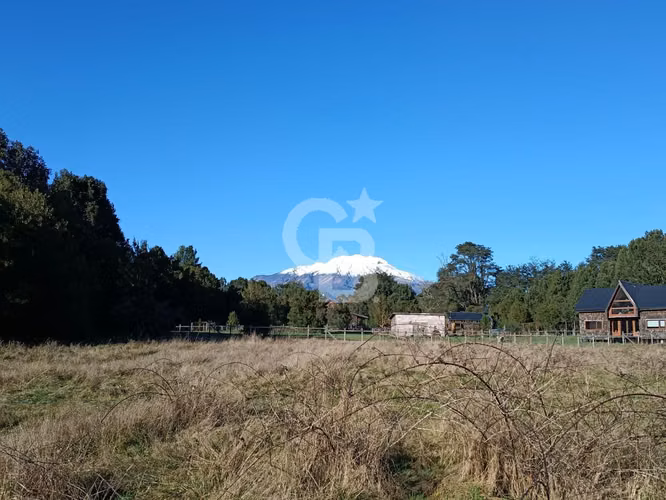 Parcela con río, bosque nativo y vista al volcán