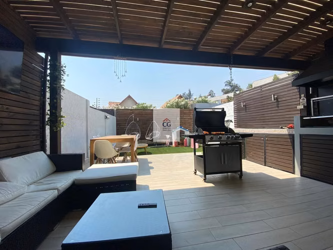 En Venta Townhouse Estilo Mediterráneo en Quebrada de Macul – Peñalolén  UF 7.890