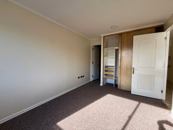 Departamento de un dormitorio en suite, espacioso, asoleado. - Imagen 1