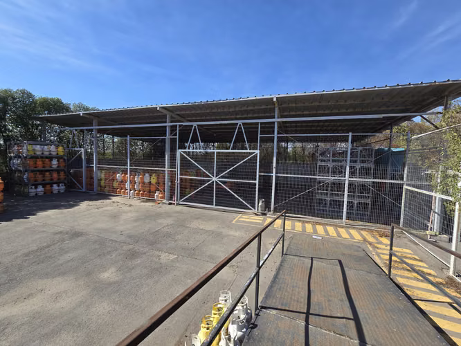 CALERA DE TANGO: ARRIENDO 5.000 M2, CON PATIO ASFALTADO, 300 M2 OFIC. Y CASA CUIDADOR