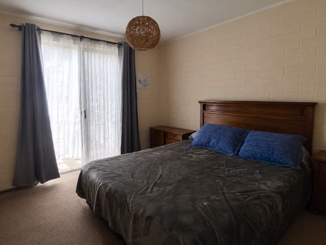 Casa no amoblada, sólo con cocina equipada; con 3 dormitorios y 3 baños.