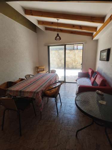  Casa no amoblada, sólo con cocina equipada; con 3 dormitorios y 3 baños.