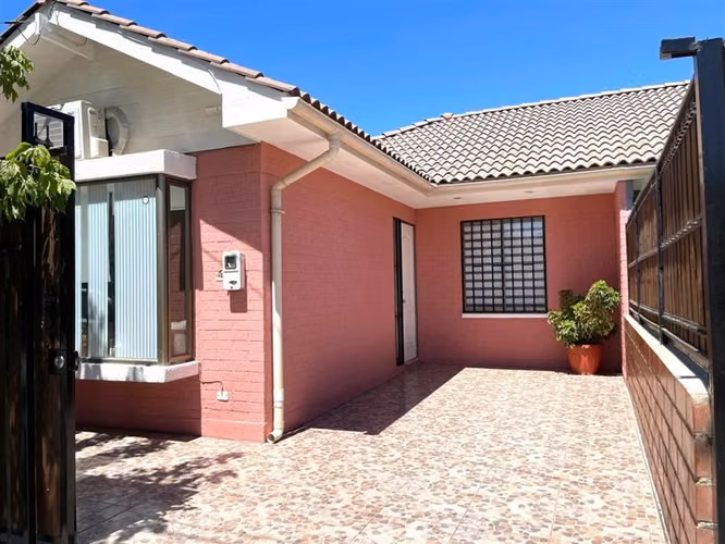 CASA Avenida 21 de mayo 5619 . La Cruz
