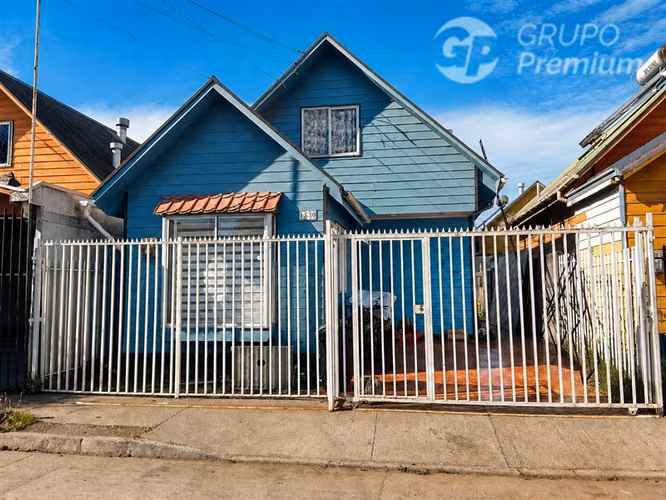 Casa en venta de 3 dorm. 2 baños en Coronel