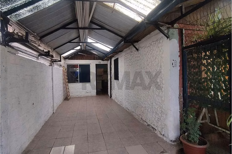 Casa amplia, ideal para remodelar