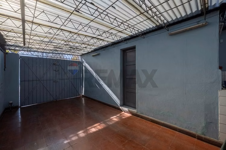 Más de 1.000 m² ubicación estratégica la reina.