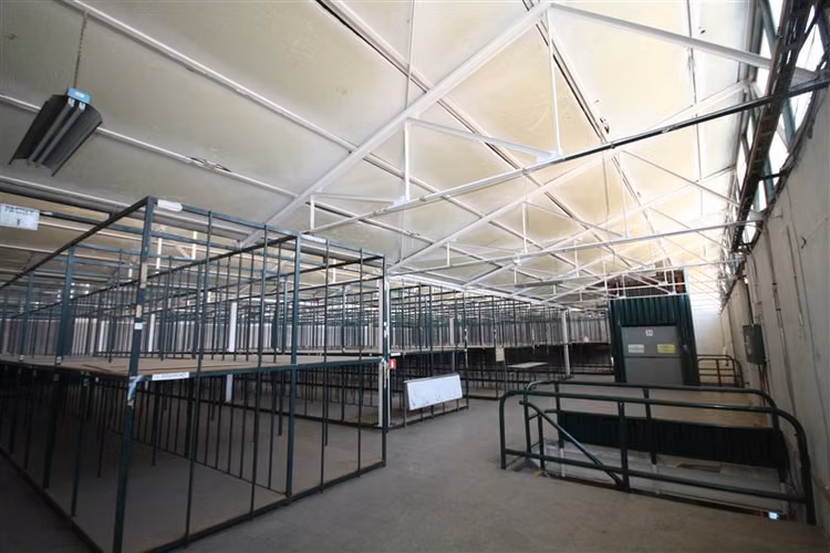 Oficina con bodegas en recinto logístico del sector de Macul