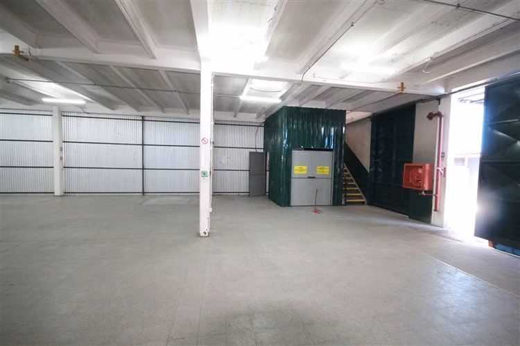 Oficina con bodegas en recinto logístico del sector de Macul