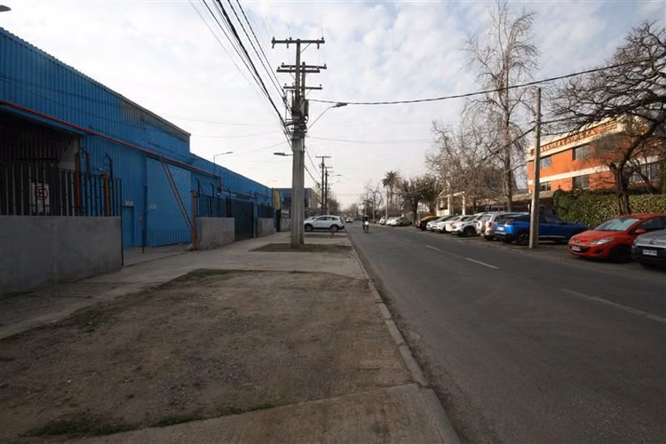 Oficina con bodegas en recinto logístico del sector de Macul