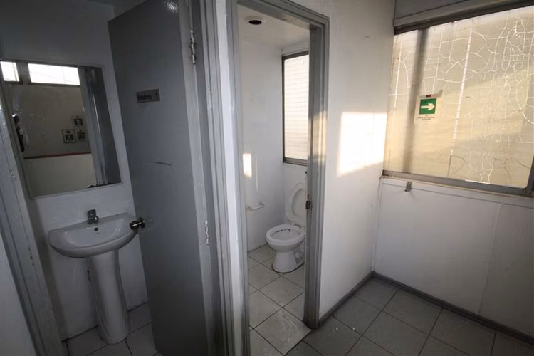 Oficina con bodegas en recinto logístico del sector de Macul