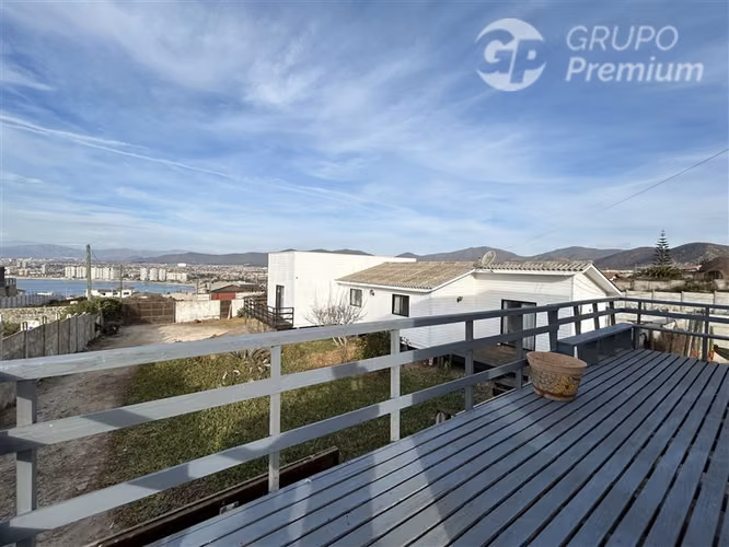 Dos casas con vista al mar, una ya arrendada La Herradura