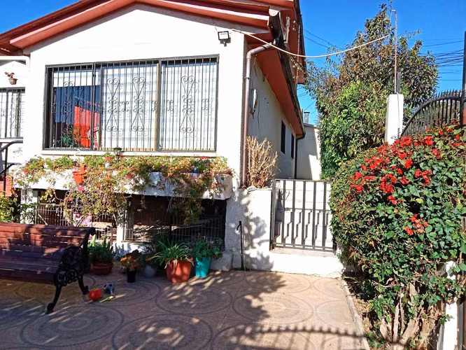 VENDO CASA FAMILIAR, REÑACA, JARDÍN DEL MAR, 2 PISOS. Superficie Terreno 237 m2, Construídos 119 m2.