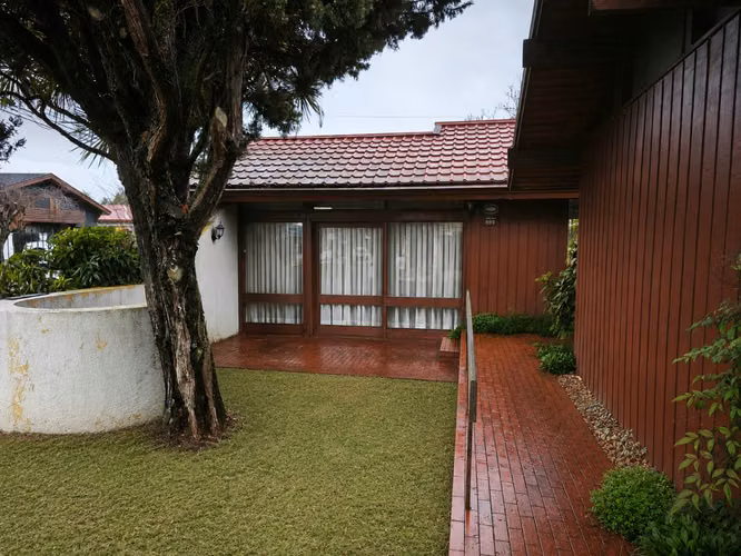 Amplia Casa Habitacional o Comercial en Exclusivo Sector de Osorno