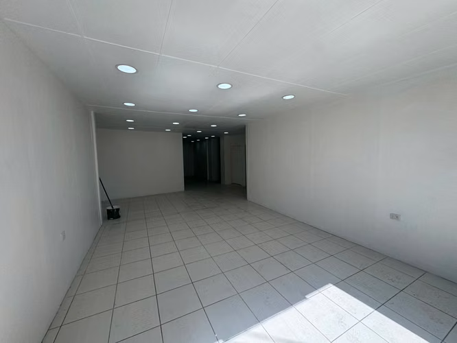 Amplio Local Comercial Recién Renovado – Esquina República con Andrés Bello, Centro de Limache