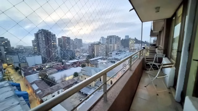 2 dormitorios, estacionamiento y Bodega. Metro U Católica