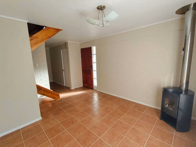 Casa esquina en venta con patio amplio y 3 estacionamientos – Villa Alemana - Imagen 2