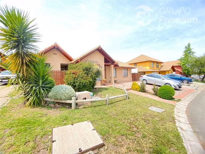 Casa en venta de 4D 2B Piscina en Ayres de Chicureo Colina