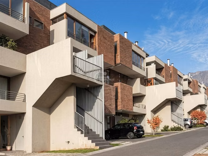 Departamento con piscina en venta de 4 dorm. en Peñalolén