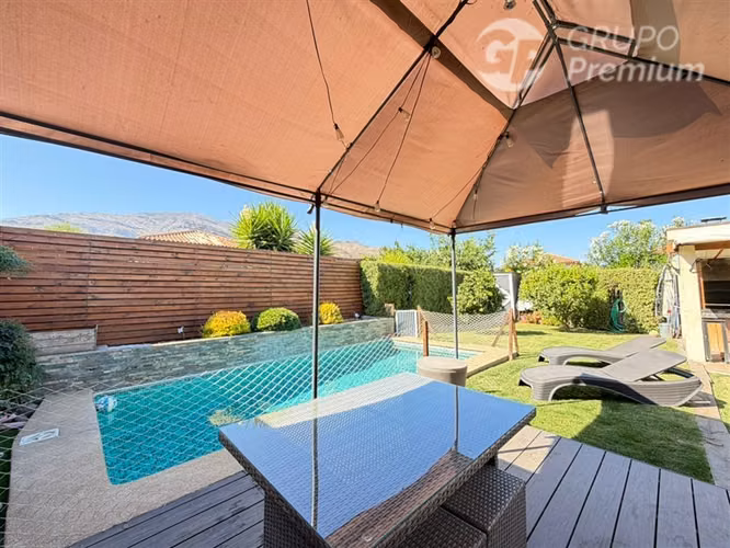 Casa en venta 5D 4B SE Piscina quincho en Ayres de Chicureo