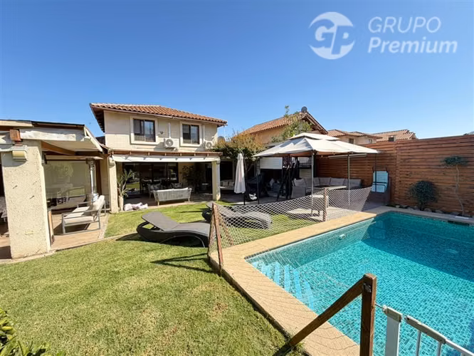 Casa en venta 5D 4B SE Piscina quincho en Ayres de Chicureo
