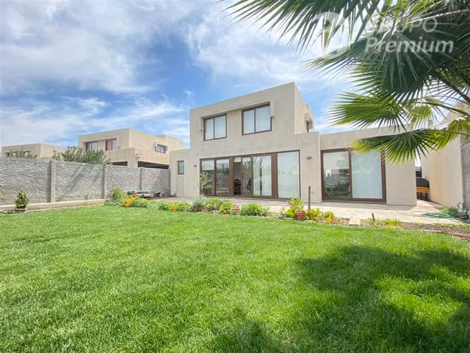 Casa en venta en condominio Rukan Chicureo Colina