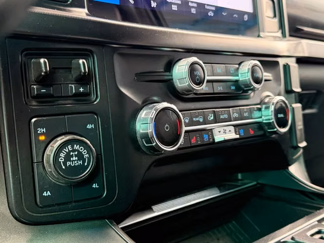 FORD F-150 2025