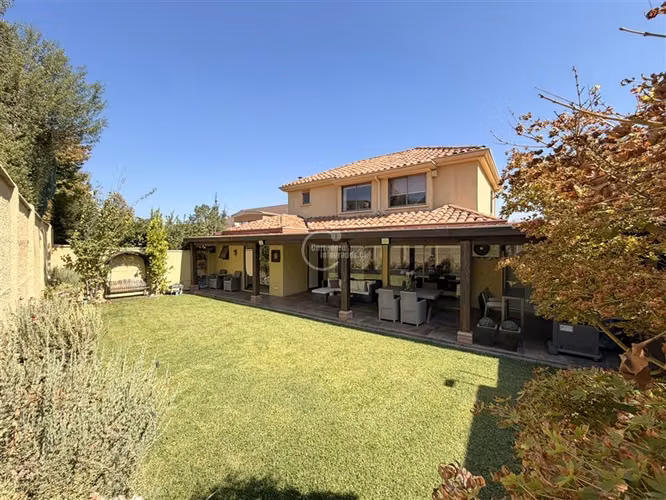 Casa en arriendo de 5 dorm. en Lo Barnechea