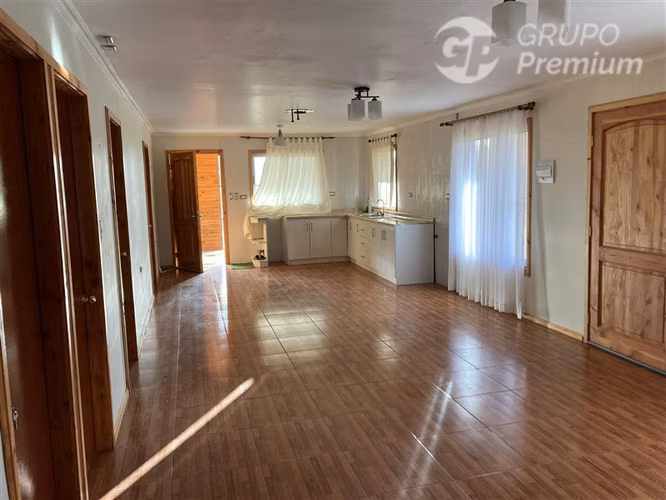 Casa en venta 4D2B en terreno de 5000mt2 en Teodoro Schmidt