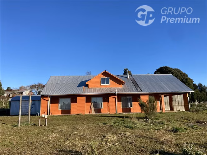 Casa en venta 4D2B en terreno de 5000mt2 en Teodoro Schmidt