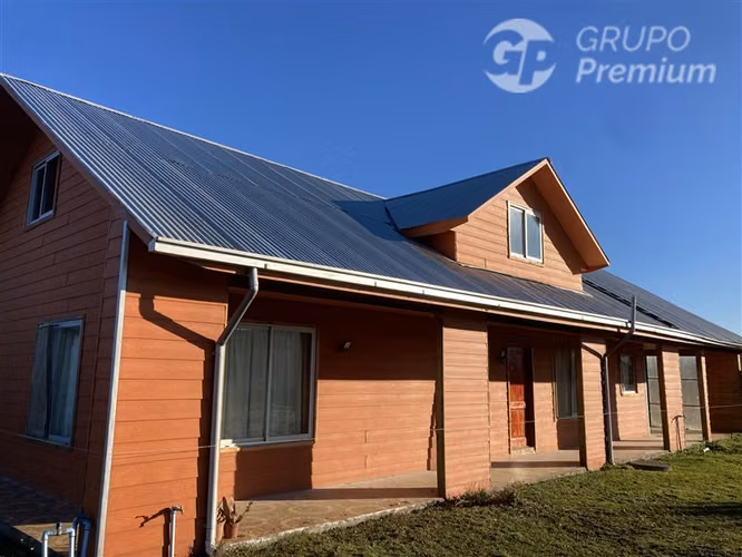 Casa en venta 4D2B en terreno de 5000mt2 en Teodoro Schmidt