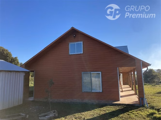 Casa en venta 4D2B en terreno de 5000mt2 en Teodoro Schmidt
