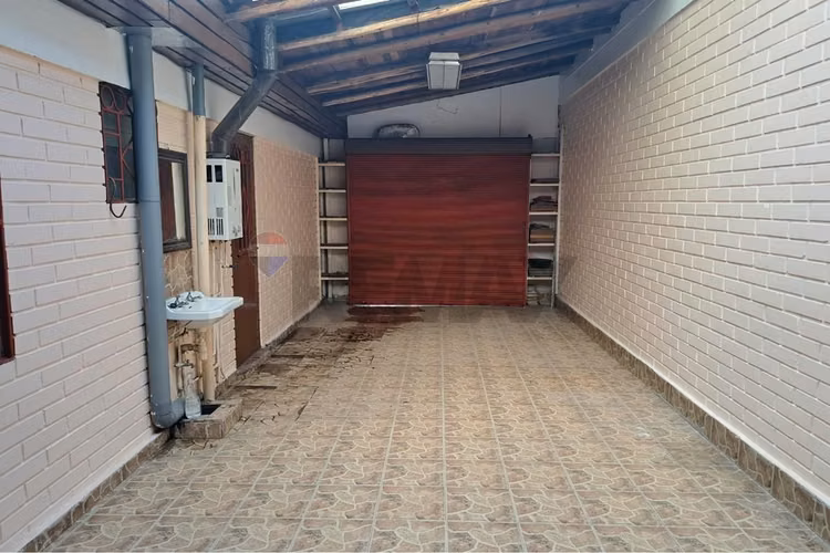 Casa 3-4 dormitorios mas espacio comercial