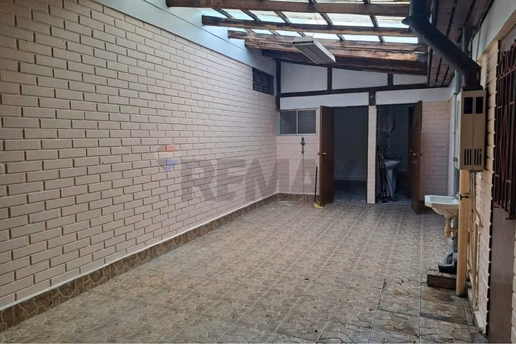 Casa 3-4 dormitorios mas espacio comercial