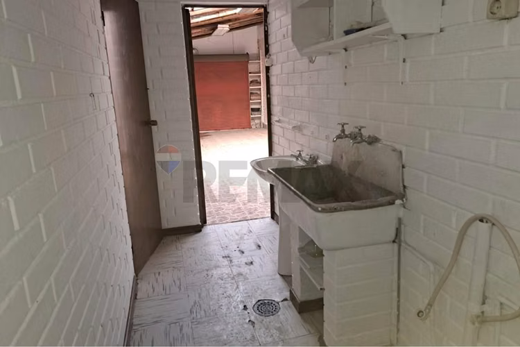 Casa 3-4 dormitorios mas espacio comercial
