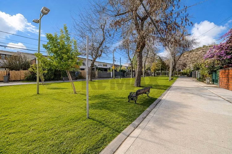 Casa 4d frente a parque en las condes