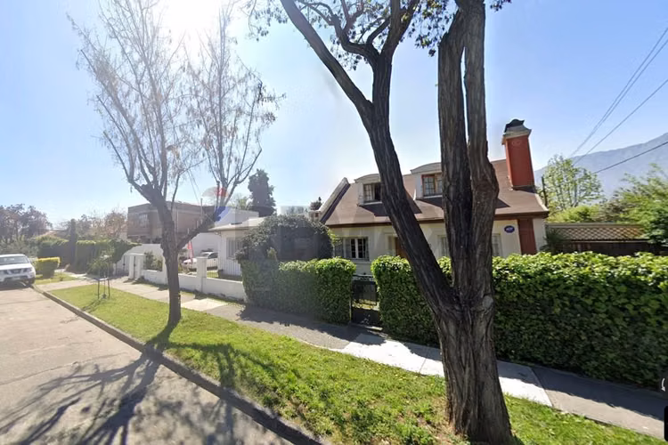 Casa con gran jardin en la reina