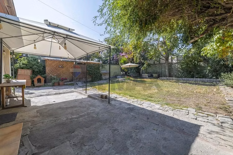 Casa con gran jardin en la reina