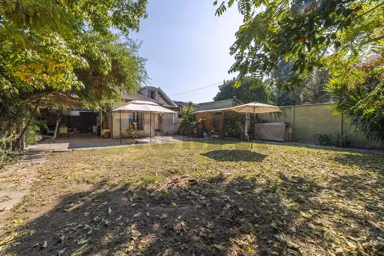 Casa con gran jardin en la reina
