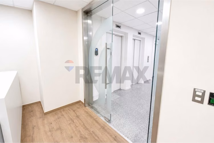 Oficina en arriendo el golf 100 m² habilitada