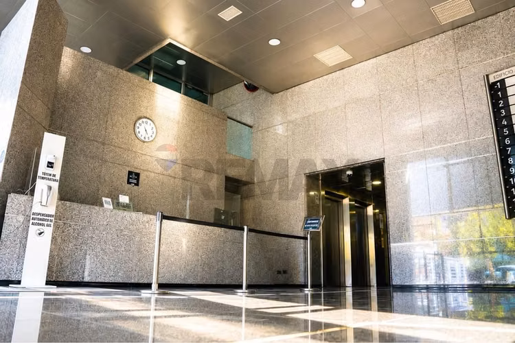 Oficina en arriendo el golf 100 m² habilitada
