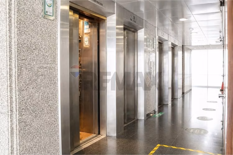 Oficina en arriendo el golf 100 m² habilitada