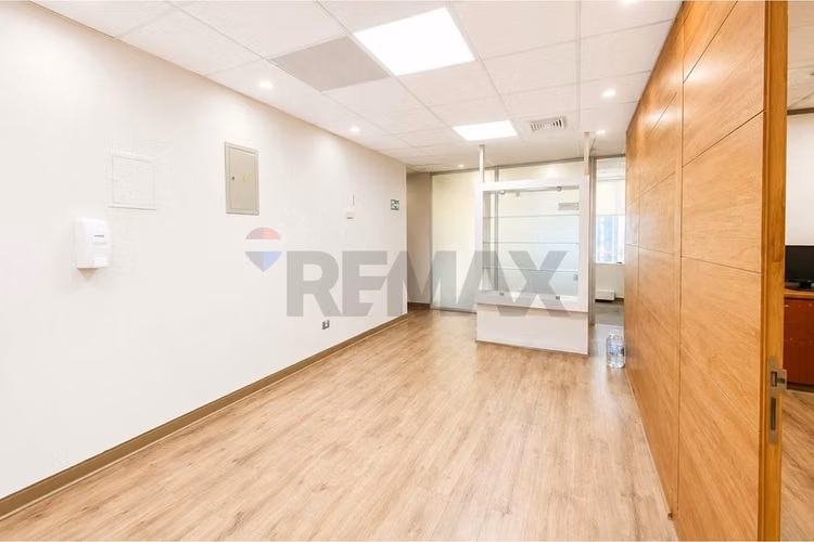 Oficina en arriendo el golf 100 m² habilitada