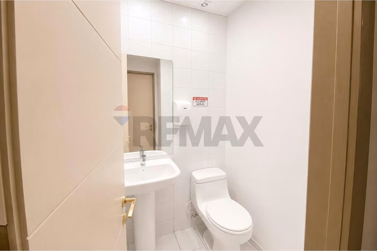Oficina en arriendo el golf 100 m² habilitada