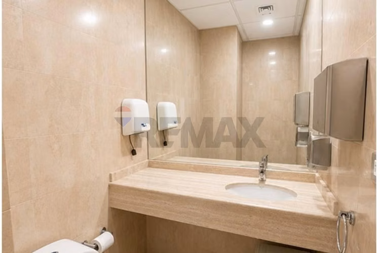 Oficina en arriendo el golf 100 m² habilitada