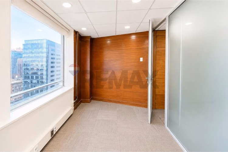 Oficina en arriendo el golf 100 m² habilitada