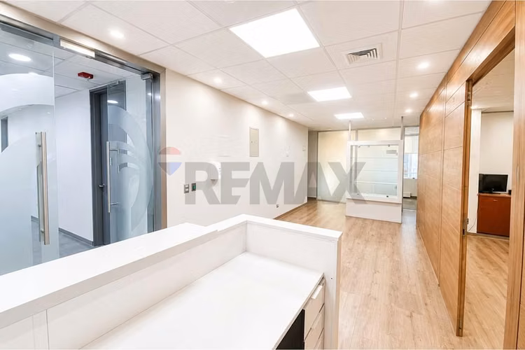 Oficina en arriendo el golf 100 m² habilitada