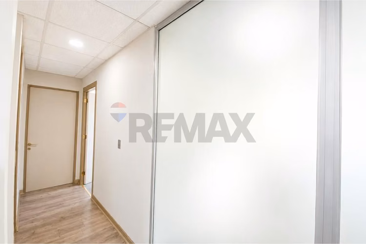 Oficina en arriendo el golf 100 m² habilitada