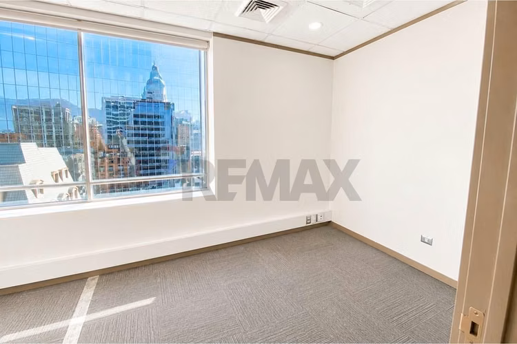 Oficina en arriendo el golf 100 m² habilitada